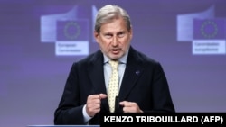 Johannes Hahn, az EU költségvetési és adminisztrációs biztosa tájékoztatja a sajtót a magyar uniós forrásokkal kapcsolatos bizottsági javaslatról az EU brüsszeli központjában 2022. szeptember 18-án