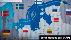 Контейнер с картой газопровода "Северный поток 2" в промышленном парке Лубмин на северо-востоке Германии, 1 марта 2022 года