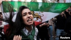 Protestele din Iran izbucnite în urma morții tinerei Mahsa Amini în arestul poliției religioase s-au extins și în alte țări. Imagine de la un protest de la Consulatul Iranului din Istanbul. 21 septembrie 2022.