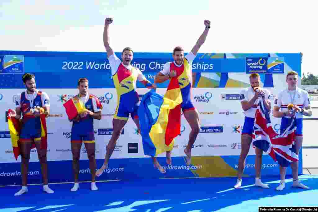 Sergiu Bejan și Marius Cozmiuc au cucerit medalia de aur în proba de&nbsp;dublu rame masculin (M2-), aceeași probă în care au câștigat aurul și la Campionatele Europene de la München de luna trecută, după cum notează&nbsp;Federația Română de Canotaj.&nbsp;