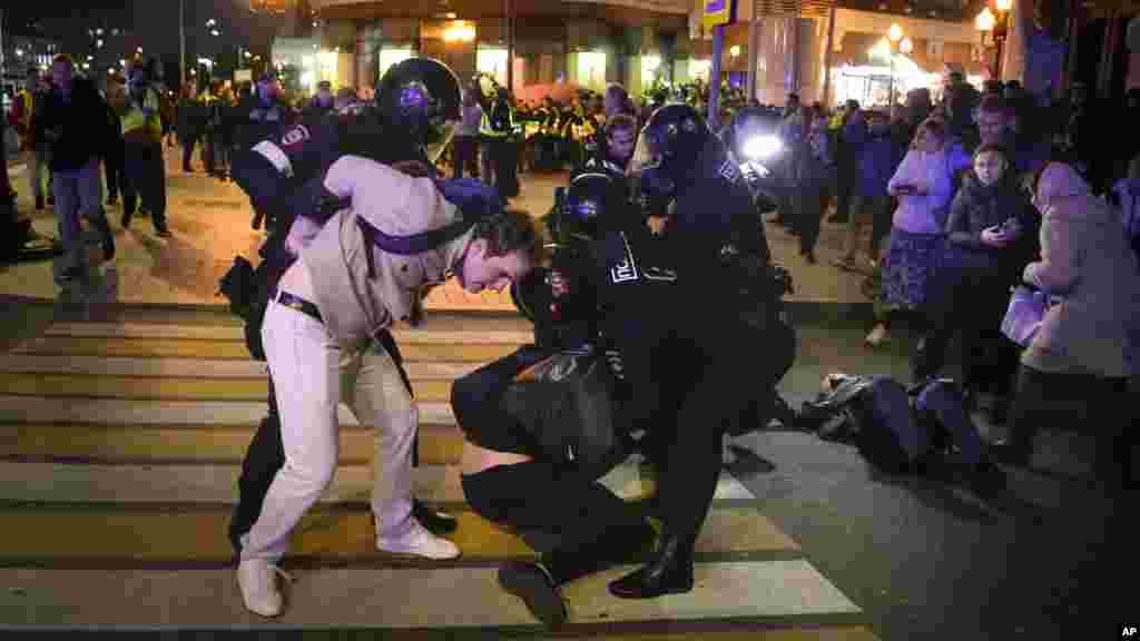 După anunțul lui Putin privind mobilizarea militară, cetățenii ruși s-au mobilizat pe rețelele de socializare și au ieșit în stradă pentru a protesta. Poliția a intervenit în forță pentru a înăbuși manifestațiile. Peste 1000 de oameni au fost arestați la Moscova și alte câteva sute în celelalte orașe, printre care&nbsp;Celiabinsk. Ekaterinburg, Krasnoiarsk, Ufa, Krasnodar și Irkuțk etc.