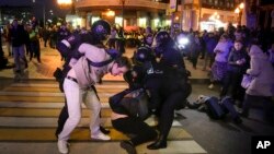 Policia në Moskë duke arrestuar dy persona që protestuan kundër mobilizimit ushtarak. 21 shtator 2022. 