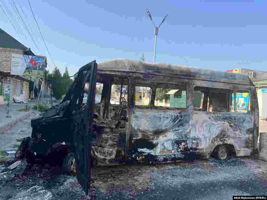 Сгоревший микроавтобус возле рынка в селе Интернационал.&nbsp;