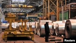 Zaposlenik stoji u blizini pocinkovanih kotura u čeličani Novolipetsk u Lipecku, Rusija. Predloženi osmi paket sankcija uključuje, između ostalog, zabranu ruskog čelika i proizvoda od čelika.