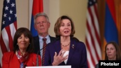 Nancy Pelosi gjatë një konference për media në Armeni. 