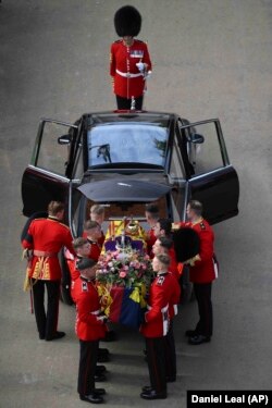 Sicriul cu trupul Reginei Elisabeta a II-a, preluat de un dric în fața Arcului Wellington din centrul Londrei, 19 septembrie 2022.