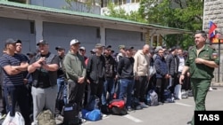 წვავემდელები ჯარში გაწვევის წინ, რუსეთის ქალაქ სოჭში. 2022 წლის 21 მაისი