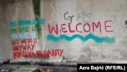 Jedna od iscrtanih poruka u devastiranom objektu u kojem privremeno borave migranti na "Balkanskoj ruti". Velika Kladuša, 16. septembar 2022.