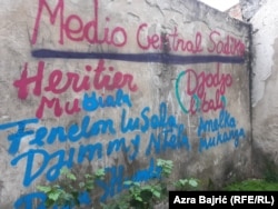 Oni koji prođu, ostave svoj potpis da se zna kuda su prošli. Napuštena zgrada Agrokomerca, Velika Kladuša, 16. septembar 2022. godine