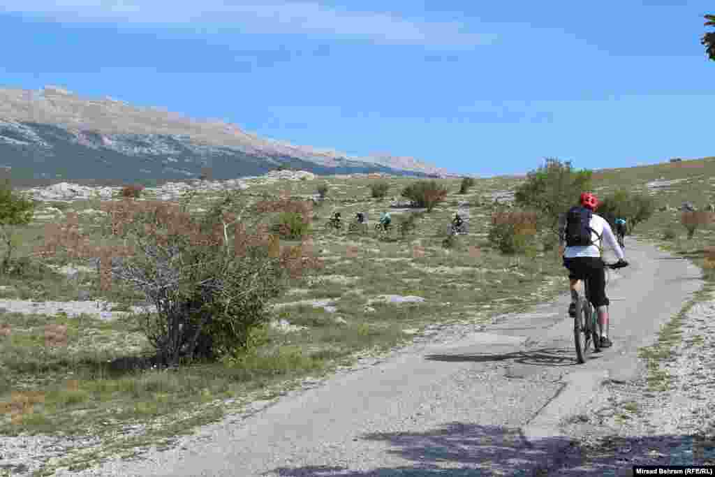 Učesnici biciklijade #BEACTIVE na platou Podveležja, istočno iznad Mostara. U pozadini se vidi planina Velež. &nbsp;
