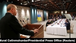 თურქეთის პრეზიდენტი რეჯეპ ტაიპ ერდოანი მიმართავს უკრაინას და რუსეთს შორის მოლაპარაკების მონაწილეებს. სტამბოლი, 29 მარტი, 2022 წელი. 