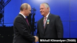 Vladimir Putin i Rex Tillerson, kandidat za američkog državnog sekretara, na energetskom summitu in St. Petresburgu, 21. juna 2013.