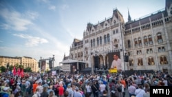 Karácsony Gergely főpolgármester, beszédet mond a kínai Fudan Egyetem budapesti kampuszának létrehozása ellen meghirdetett tüntetésen a Parlament előtt, a Kossuth Lajos téren 2021. június 5-én