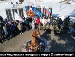 Митинг в Кедровом в честь начала войны в Украине