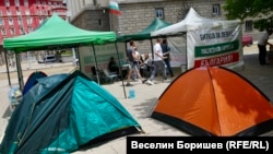 Палатковият лагер между сградите на президентството и парламента в София