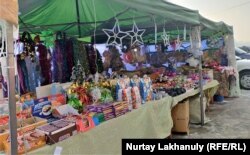 "Кенжехан" базарының сыртындағы жаңа жыл мерекесіне арналған ойыншық пен тәтті сатылатын орын. Алматы, 24 желтоқсан 2020 жыл.