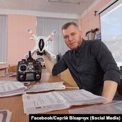 Сергей учится летать на дронах сам и учит детей