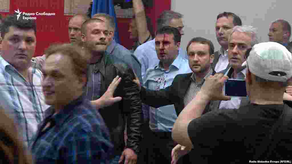 Демонстранти, меѓу нив и маскиреани луѓе нападнаа пратенци откако влегоа во Собранието на Македонија. Лидерот на СДСМ Зоран Заев, облеан во крв. 27.04.2017.&nbsp;