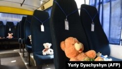 Jucării de pluș în locul copiilor uciși de războiul declanșat de invazia Rusiei în Ucraina. Un autobuz școlar a devenit Memorialul de 1 Iunie în 2022, Liov/Ucraina.