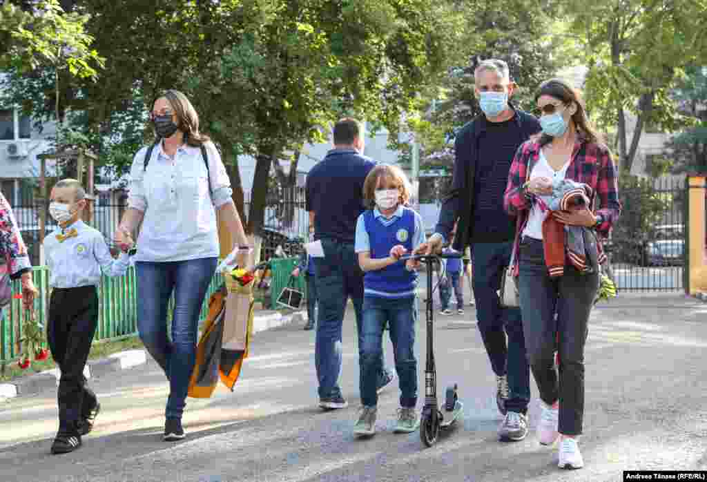 Este recomandată intrarea prin mai multe căi de acces pentru a reduce fluxul de elevi.