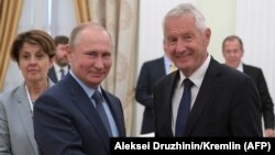 Турбьерн Ягланд (оң жақта) пен Владимир Путин. Мәскеу, 20 маусым 2018 жыл.