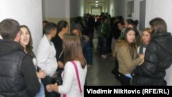 Илустрација - средношколци.