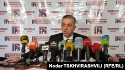 Новый гендиректор «9 канала», телевидения, спонсируемого грузинским миллиардером-оппозиционером Бидзиной Иванишвили, Каха Бекаури уверяет: началу вещания препятствуют грузинские власти