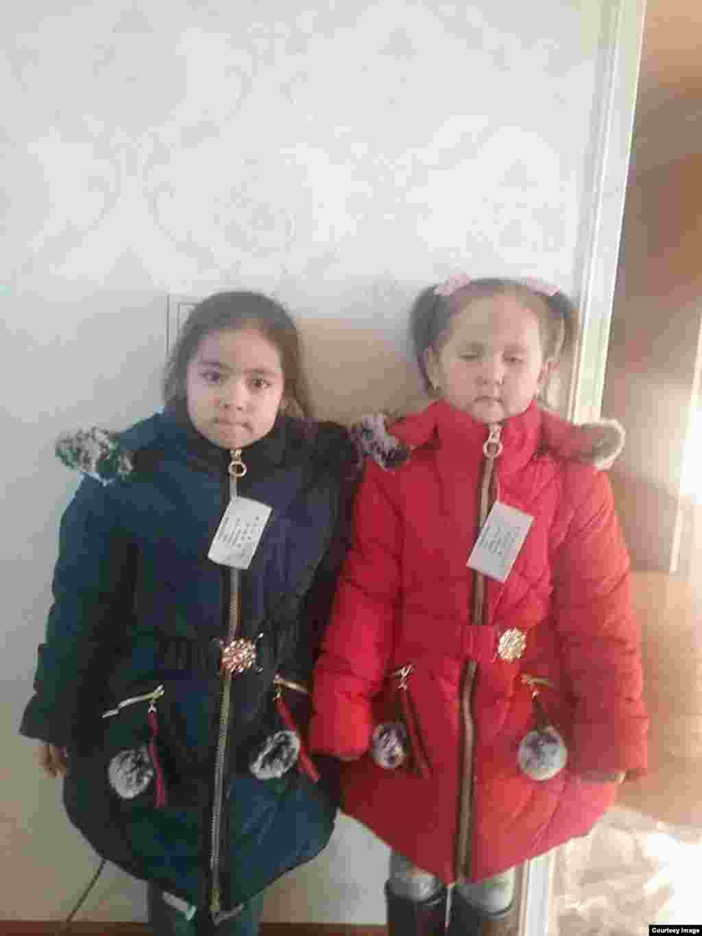 Дети в обновке.