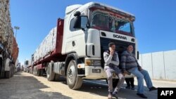 Kamioni koji prevoze humanitarnu pomoć u redovima s egiptske strane granice s Pojasom Gaze, 2. mart 2025.