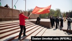 Один из участников митинга в Оше после выборов в городской кенеш. 12 апреля 2021 года. 