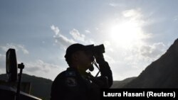 Pripadnik Specijalne policije Kosova nadgleda vazdušni prostor kod prelaza Jarinje na Kosovu, septembra 2021.