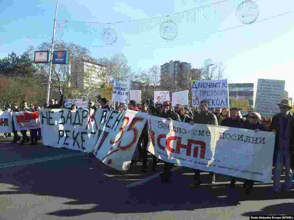 Протест против плаќањето придонеси за хонорарците