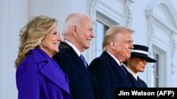 Американскиот претседател Џо Бајден и првата дама Џил Бајден ги поздравија новоизбраните претседатели Доналд Трамп и Меланија Трамп при пристигнувањето во Белата куќа во Вашингтон, на 20 јануари 2025 година.