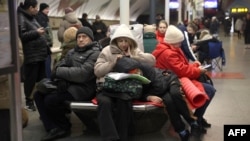 Locuitori din Kiev se adăpostesc într-o stație de metrou în timpul unei alarme aeriene pe 31 decembrie.