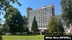 Clădirea Hotelului Ramada Plaza Convention Center din București este în proprietatea privată a statului român. De 27 de ani e administrat de o firmă privată. Personajele și traseul afacerii spun multe despre tranziție, politică și (in)capacitatea statului de a păzi banul public. 