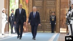 Румен Радев и президентът на Узбекистан Шавкат Мирзийоев по време на посещението на българския държавен глава в Ташкент, 10 юни 2025