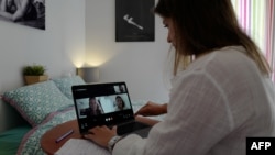 Podaci Evropske fondacije za unapređenje uslova života i rada (Eurofound), ukazuju da od izbijanja pandemije, više od trećine zaposlenih u zemljama EU radi od kuće. 