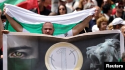 Proteste la Sofia, capitala Bulgariei, pe 31 mai 2025, împotriva planurilor de alăturare a țării la Zona Euro. 