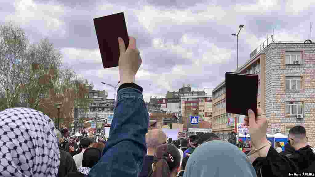 Detalj sa protesta u Novom Pazaru, učesnice sa podignutim studentskim knjižicama - indeksima, 12. april 2025.