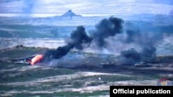 Скрийншот от видео на арменското военно министерство, показващо обстрел на азербайджански военни части в Нагорни Карабах