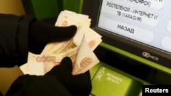 În urma sancțiunilor impuse Rusiei, oamenii au început să stea la cozi imense la bancomate.