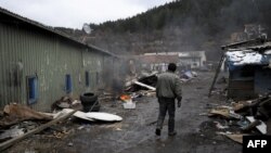 Ilustrim - Pjesëtar i komunitetit RAE në një kamp të shkatërruar në Kosovë