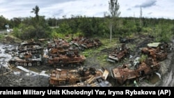 უკრაინის კონტრშეტევის დროს განადგურებული რუსული სამხედრო ტექნიკა. ქალაქ იზიუმის შემოგარენი, ხარკოვის რეგიონი. 2022 წლის 13 სექტემბერი