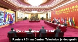 Hszi Csin-ping kínai elnök és más tisztviselő részt vesz a Kína és a kelet-közép-európai országok közti videókonferencián Pekingben, 2021. február 9-én.