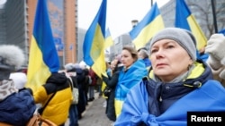 Ukrajnát támogató tüntetők az uniós külügyminiszterek találkozója alatt Brüsszelben 2023. január 23-án