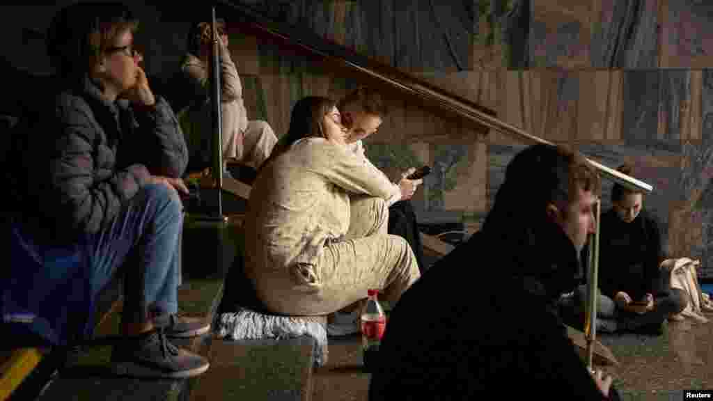 Ljudi u stanici metroa u Kijevu tokom ruskog vazdušnog napada.