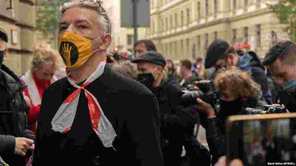 Alföldi Róbert is részt vett és felolvasott az SZFE-tüntetésen 2020. október 19-én.