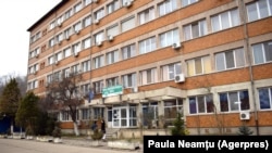 Ministrul Sănătății a cerut controale la Spitalul Județean de Urgență Reșita, după apariția imaginilor cu bolnavi dezbrăcați, căzuți pe holuri. 