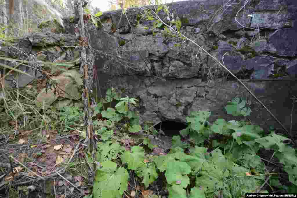 Очередной тоннель под недостроенной железной дорогой &ndash; сейчас он завален землей. Но еще недавно по нему можно было свободно прогуливаться.&nbsp; Местных детей пугали, что здесь живет &quot;сихерче бабай&quot; (бабай-колдун). &nbsp;