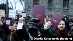 Studenti drže indekse na protestu ispred zgrade Ustavnog suda u Beogradu, 12. januar 2025.